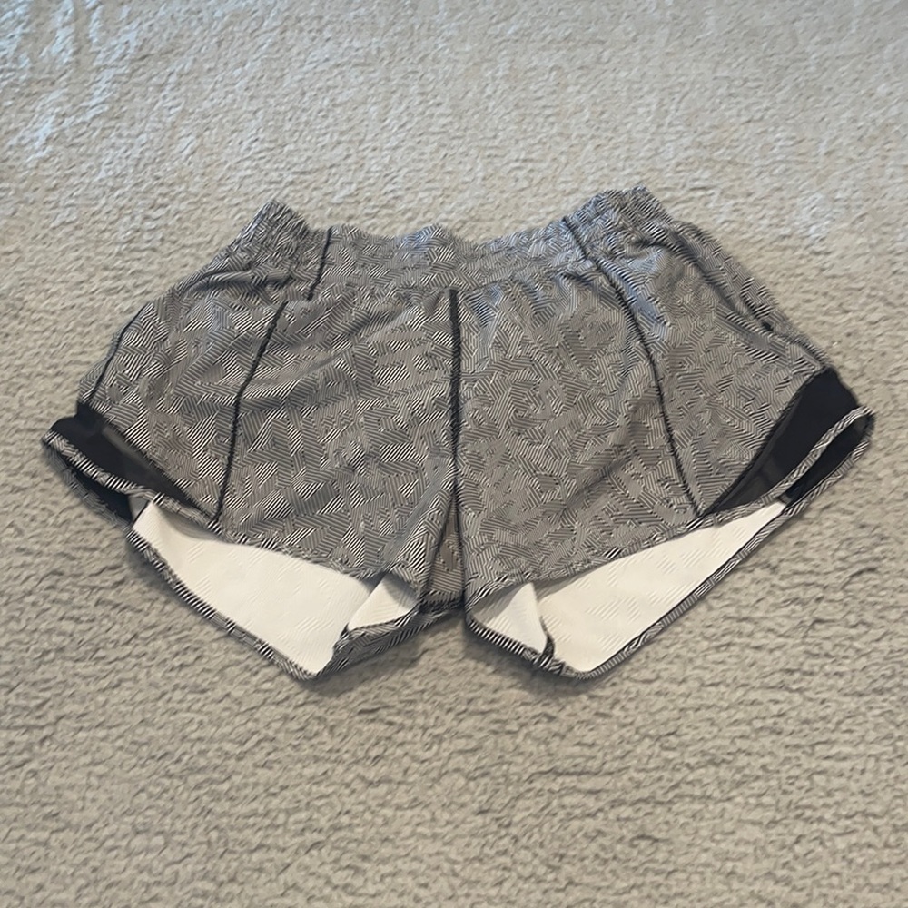 Lululemon Hotty Hot Short II *Long 4"
White Black / Black size 8